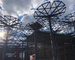 国内首个多色彩ETFE拼图膜结构建筑--空中俯视，这栋建筑犹如钢铁花海
